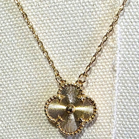 18K Gold Plated Elegant Lucky Clover Pendant Necklace - Picture 4 of 6